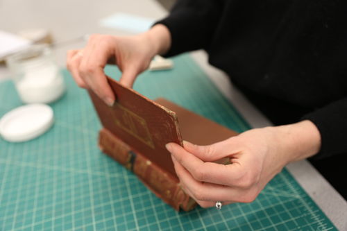 /xcdas-derivative/book-repair/figures/book-repair_p17_05_wipeexcessglue.jpg