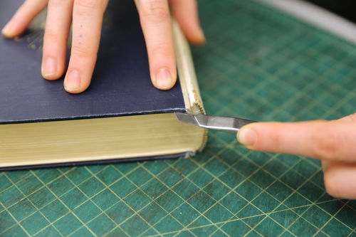/xcdas-derivative/book-repair/figures/book-repair_p19_03_cutcloth.jpg