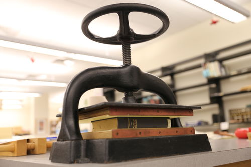 /xcdas-derivative/book-repair/figures/book-repair_p20_05_bookpress.jpg